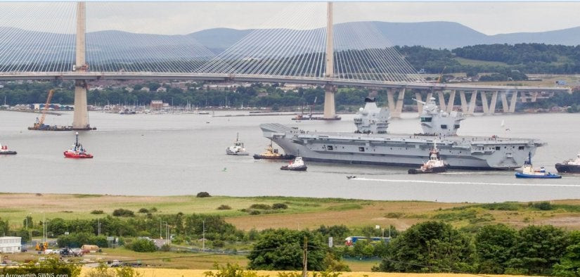 Η Βρετανία έχει ξανά αεροπλανοφόρο: Το HMS Queen Elizabeth βγήκε για πρώτη φορά στη θάλασσα – Δείτε βίντεο